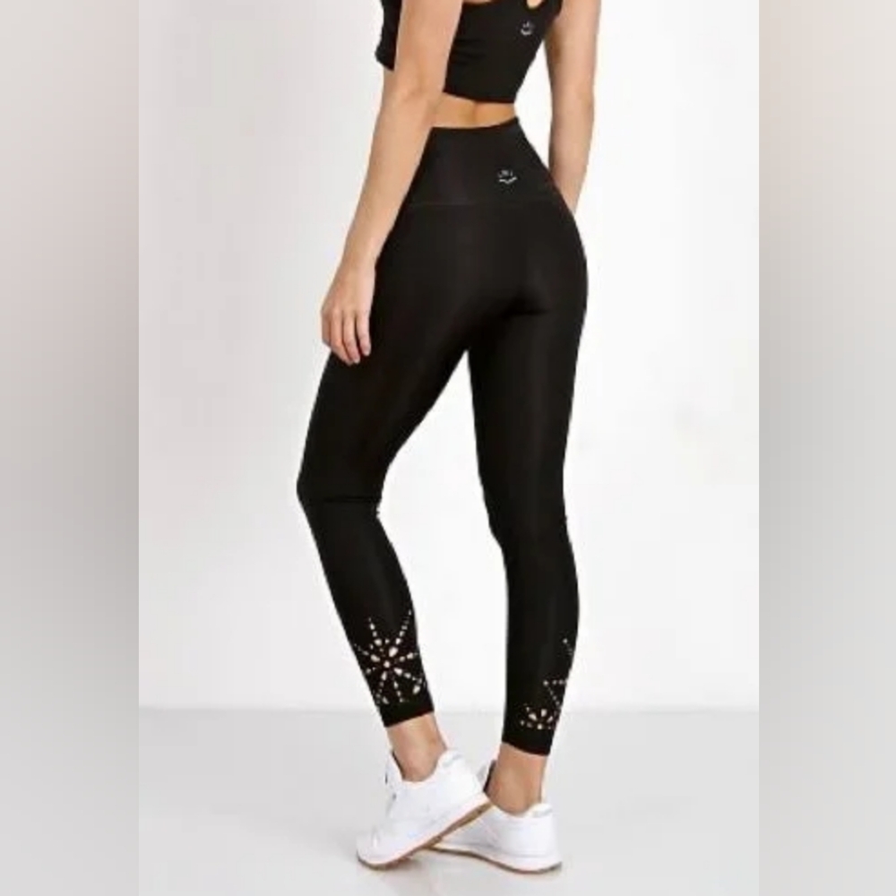 Beyond Yoga Black Ltd Edition Laser Cut Leggings With Matching Sports Bra - XL